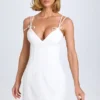 Vestido corto plisado con lazo de Bronwyn en blanco