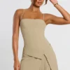 Vestido corto plisado cruzado de sarga tejida Bruna en color topo