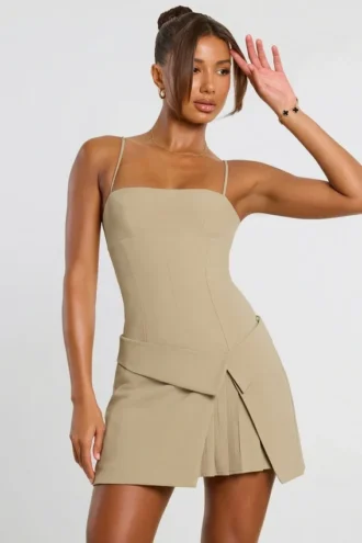 Vestido corto plisado cruzado de sarga tejida Bruna en color topo