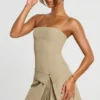 Vestido corto plisado cruzado de sarga tejida Bruna en color topo