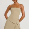Vestido corto plisado cruzado de sarga tejida Bruna en color topo