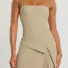 Vestido corto plisado cruzado de sarga tejida Bruna en color topo