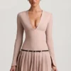 Vestido corto plisado de manga larga Fiorella en color champiñón