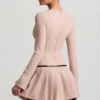 Vestido corto plisado de manga larga Fiorella en color champiñón