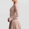 Vestido corto plisado de manga larga Fiorella en color champiñón
