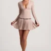 Vestido corto plisado de manga larga Fiorella en color champiñón