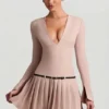 Vestido corto plisado de manga larga Fiorella en color champiñón