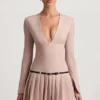 Vestido corto plisado de manga larga Fiorella en color champiñón