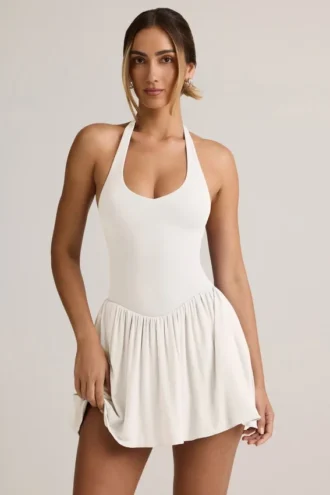 Vestido corto Reanna de modal con espalda descubierta y cuello halter en blanco