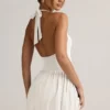 Vestido corto Reanna de modal con espalda descubierta y cuello halter en blanco