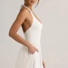 Vestido corto Reanna de modal con espalda descubierta y cuello halter en blanco