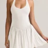 Vestido corto Reanna de modal con espalda descubierta y cuello halter en blanco