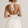 Vestido corto Reanna de modal con espalda descubierta y cuello halter en blanco