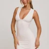 Vestido corto Rio con fruncido en el pecho y corte en A en blanco
