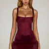Vestido corto Rixelle de satén con cuello cuadrado y corsé de piel sintética en rojo vino