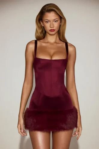 Vestido corto Rixelle de satén con cuello cuadrado y corsé de piel sintética en rojo vino
