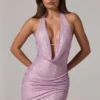 Vestido corto rosa con cuello vuelto y espalda baja adornado de Velar