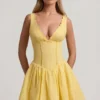 Vestido corto Sabina de corte A con detalle de lazo y bordado inglés en amarillo pastel