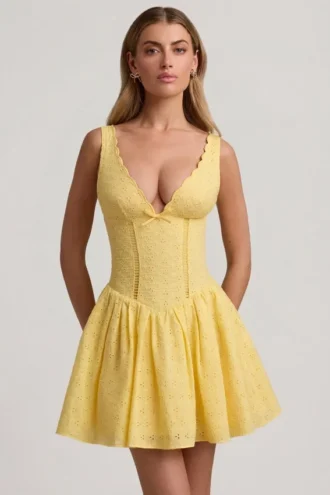 Vestido corto Sabina de corte A con detalle de lazo y bordado inglés en amarillo pastel