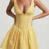 Vestido corto Sabina de corte A con detalle de lazo y bordado inglés en amarillo pastel