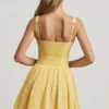 Vestido corto Sabina de corte A con detalle de lazo y bordado inglés en amarillo pastel