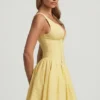 Vestido corto Sabina de corte A con detalle de lazo y bordado inglés en amarillo pastel