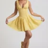 Vestido corto Sabina de corte A con detalle de lazo y bordado inglés en amarillo pastel