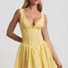 Vestido corto Sabina de corte A con detalle de lazo y bordado inglés en amarillo pastel