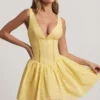 Vestido corto Sabina de corte A con detalle de lazo y bordado inglés en amarillo pastel