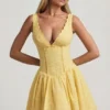 Vestido corto Sabina de corte A con detalle de lazo y bordado inglés en amarillo pastel