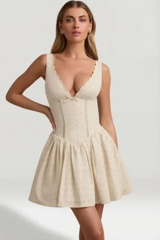 Vestido corto Sabina de corte en A con detalle de lazo y bordado inglés en color marfil