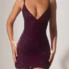 Vestido corto semitransparente con escote pronunciado y adornos Ronja en morado oscuro
