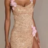 Vestido corto Seraphine con espalda abierta y adornos en dorado