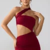Vestido corto Shyla de jersey elástico con fruncidos y aberturas en color rubí