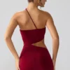 Vestido corto Shyla de jersey elástico con fruncidos y aberturas en color rubí