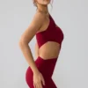 Vestido corto Shyla de jersey elástico con fruncidos y aberturas en color rubí