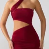 Vestido corto Shyla de jersey elástico con fruncidos y aberturas en color rubí