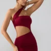 Vestido corto Shyla de jersey elástico con fruncidos y aberturas en color rubí