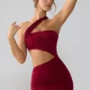 Vestido corto Shyla de jersey elástico con fruncidos y aberturas en color rubí