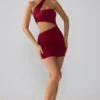 Vestido corto Shyla de jersey elástico con fruncidos y aberturas en color rubí