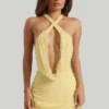 Vestido corto sin espalda con cuello vuelto y adornos Sylune en amarillo
