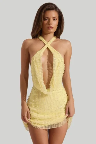 Vestido corto sin espalda con cuello vuelto y adornos Sylune en amarillo