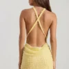 Vestido corto sin espalda con cuello vuelto y adornos Sylune en amarillo