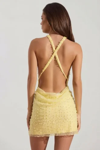 Vestido corto sin espalda con cuello vuelto y adornos Sylune en amarillo