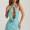 Vestido corto sin espalda con cuello vuelto y adornos Sylune en azul aguamarina
