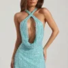 Vestido corto sin espalda con cuello vuelto y adornos Sylune en azul aguamarina