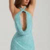 Vestido corto sin espalda con cuello vuelto y adornos Sylune en azul aguamarina