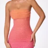 Vestido corto sin tirantes con adornos Basel en rojo y naranja degradado