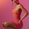 Vestido corto sin tirantes con adornos Basel en rojo y naranja degradado