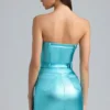 Vestido corto sin tirantes con cinturón de denim metalizado Simone en color aguamarina